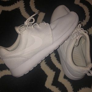 White Nike roshe running shoes